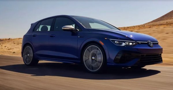 VW представя Golf преди точно 50 години като наследник на Beetle. Меко казано, успешен модел с над 37 милиона продадени бройки Това го прави номер 1 в това отношение сред европейските марки. През по-голямата част от историята си той беше известен повече с ефективност и надеждност. Но при осмото поколение VW представи ориентирания към производителност Golf R. Първоначално имаше 315 конски сили, като ускоряваше до стотака за 4,3 секунди.

За 20-тото юбилейно издание на Golf R, което се появи за моделната година 2023, европейските купувачи получиха специално настроена версия на 2.0-литровия четирицилиндров двигател с цели 333 коня!  Американските купувачи трябваше да се задоволят с версия на същия двигател, но само със 315 конски сили, но за това тегло и размери е направо топ! Особено при задвижването и на четирите колела. 